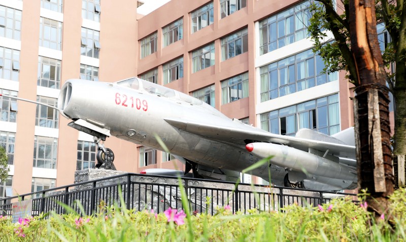 教學(xué)樓前花園